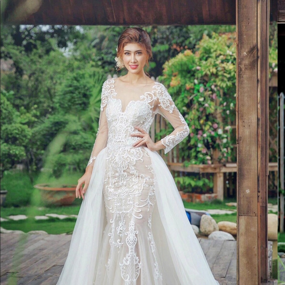 BRAND NEW DETACHABLE ivory overlay skirt